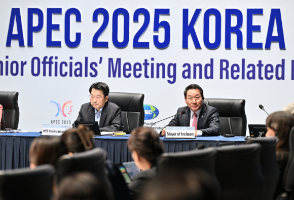 유정복 인천광역시장이 12일 송도컨벤시아에서 열린 'APEC(아시아태평양경제협력체) 여성경제회의(WEF)'에서 환영사를 하고 있다. [사진=인천시]