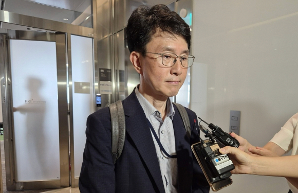 박종원 산업통상자원부 통상차관보가 지난달 8일 오전 서울 여의도 한국경제인협회에서 열린 대미 투자기업 간담회를 마친 뒤 취재진의 질문을 받고 있다. [사진=연합뉴스]