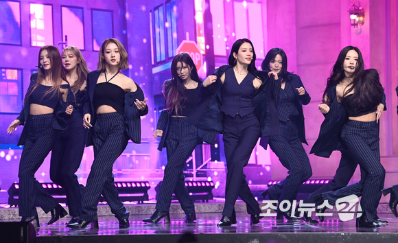 그룹 프로미스나인이 17일 오후 서울 용산구 한남동 블루스퀘어에서 열린 프로미스나인(fromis_9) 미니 4집 앨범 'Midnight Guest'(미드나잇 게스트)' 쇼케이스에 참석해 수록곡 'Escape Room' 무대를 선보이고 있다. [사진=정소희 기자]