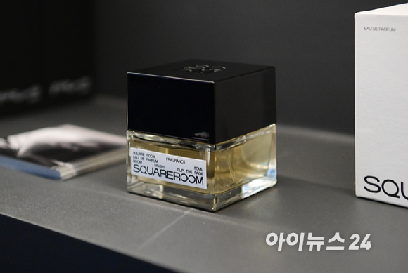 31일 서울 성동구 성수동 케이팝아케이드에서 향으로 공간을 만드는 프래그런스 브랜드 '스퀘어룸(SQUAREROOM)' 신제품 론칭 행사가 열렸다. 오드퍼퓸 '001 Flip the page'와 '002 SSS Texture'의 모습. [사진=정소희 기자]