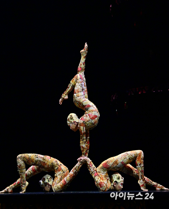 15일 오후 서울 잠실종합운동장 내 빅탑에서 열린 태양의서커스 '쿠자(KOOZA)' 프레스 컨퍼런스에서 배우들이 환상적인 무대를 선보이고 있다. [사진=정소희 기자]