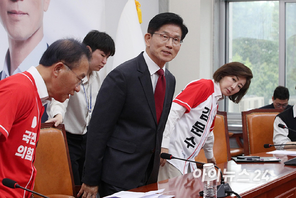 김문수 국민의힘 대통령 후보가 15일 오전 서울 여의도 국회에서 열린 긴급 기자회견에 참석하고 있다. [사진=곽영래 기자]