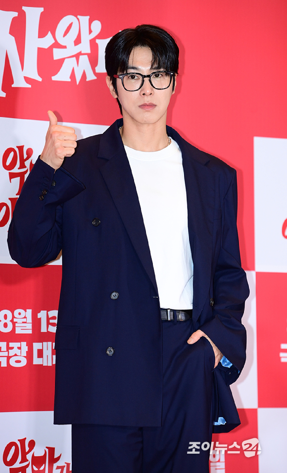 동방신기 유노윤호(정윤호)가 7일 오후 서울 용산구 CGV용산아이파크몰에서 열린 영화 '악마가 이사왔다'(감독 이상근) VIP 시사회에 참석하고 있다. [사진=정소희 기자]