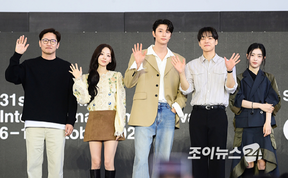 (왼쪽부터) 김정훈 감독-배우 조이현-김재원-강유석-배강희가 8일 부산 해운대구 영화의전당에서 열린 제31회 부산국제영화제 '최종면접' 야외 무대인사를 갖고 있다. [사진=정소희 기자]