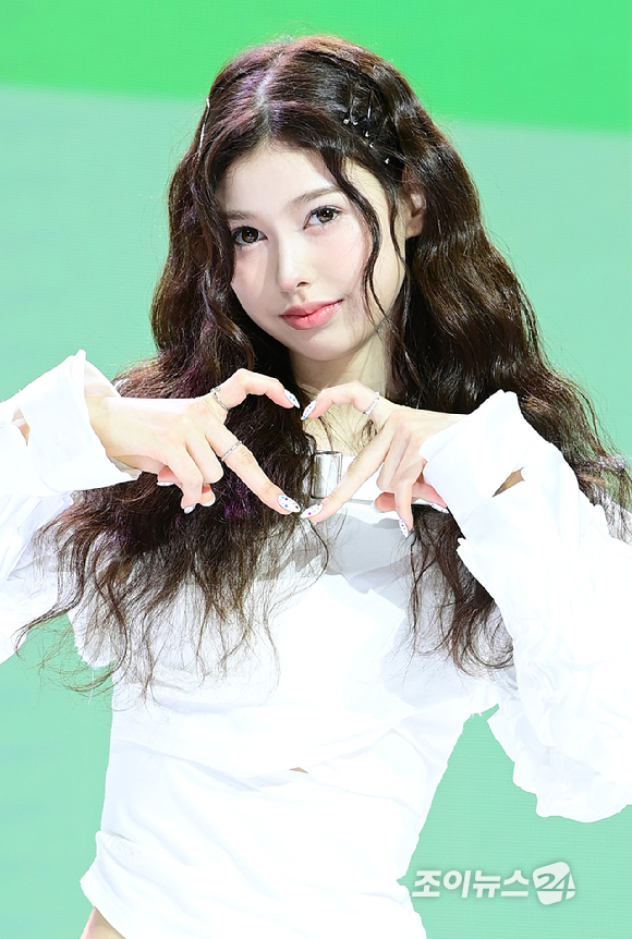 그룹 앳하트 미치가 13일 오후 서울 한남동 블루스퀘어에서 열린 앳하트(AtHeart) 첫 번째 EP '플롯 트위스트'(Plot Twist) 미디어 쇼케이스에 참석하고 있다. [사진=정소희 기자]