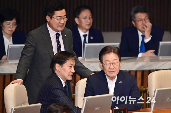 더불어민주당 이재명 전 대표와 박찬대 원내대표가 1일 오후 서울 여의도 국회 본회의에서 조국 조국혁신당 대표와 대화를 나누고 있다. [사진=곽영래 기자]