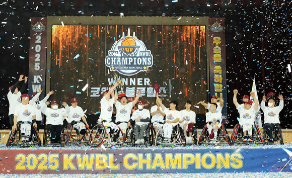 코웨이 블루휠스 휠체어농구단이 '2025 KWBL 휠체어농구리그' 시상식에서 우승컵을 들어올리며 기념사진을 촬영하고 있다. [사진=코웨이]