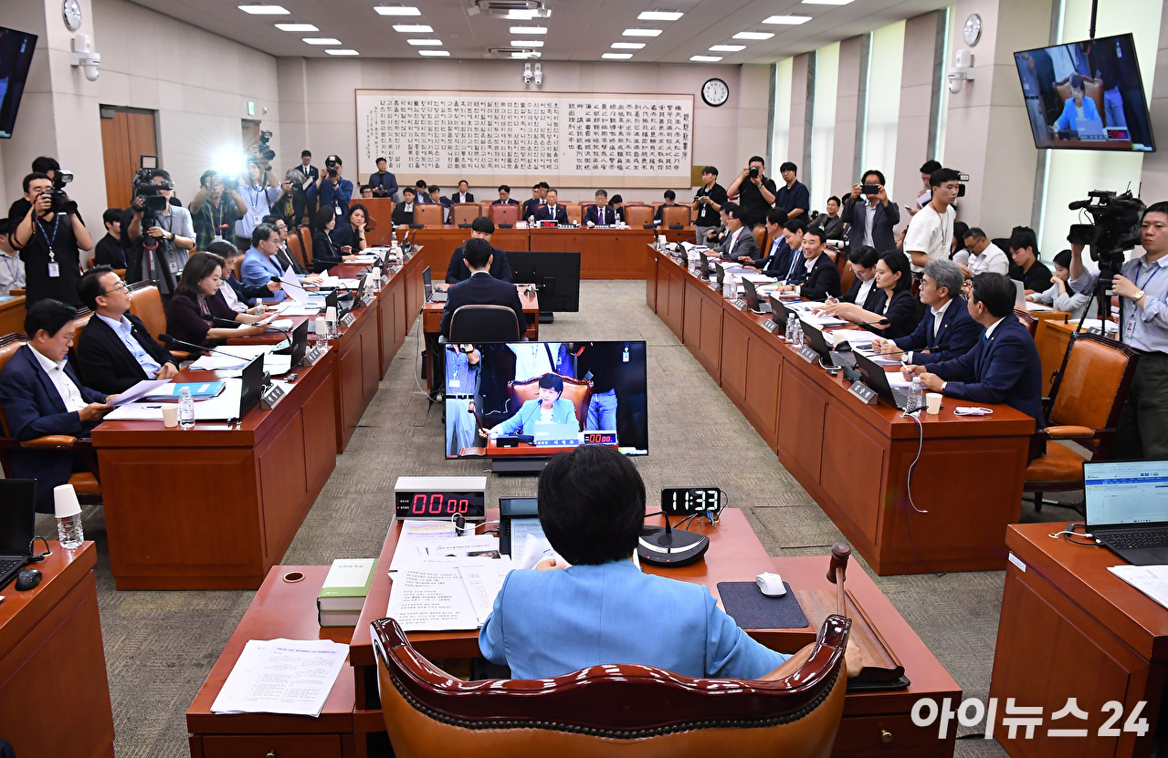 서영교 법사위원장이 29일 서울 여의도 국회에서 열린 법제사법위원회 전체회의를 주재하고 있다. [사진=곽영래 기자]