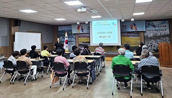 의성군 비안면 주민자치회가 스마트폰 활용 강좌를 하고 있다. [사진=의성군청]