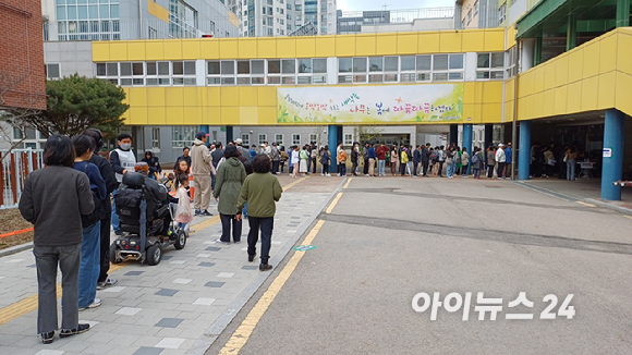 제22대 국회의원 선거 당일인 10일 서울 동작구 흑석동 은로초등학교에 마련된 흑석동 제6투표소에서 유권자들이 투표하기 위해 줄을 서 있다. [사진=라창현 기자]