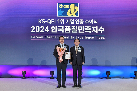 박윤경 영림원소프트랩 부사장(왼쪽)이 ‘2024 품질만족지수(KS-QEI) ERP’ 부문에서 1위 기업 인증식에서 수상한 뒤 기념 사진을 찍고 있다. [사진=영림원소프트랩]