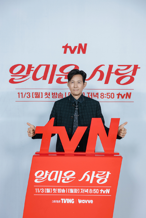 [종합] &apos;오겜&apos; 성기훈 벗은 이정재⋯&apos;얄미운 사랑&apos;서 &apos;국민형사&apos; 강필구된다