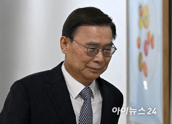 이종석 국정원장이 1일 국회에서 열린 정보위원회 전체회의에 참석하고 있다. [사진=국회사진기자단 ]