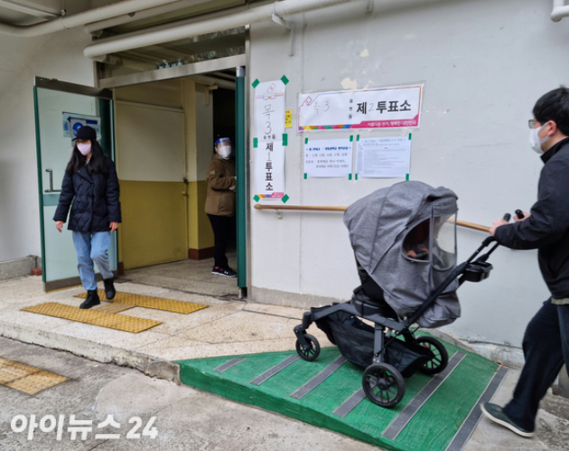 9일 오전 서울 양천구 목3동 제2투표소가 마련된 양동중학교에서 시민이 투표를 하기 위해 투표소로 들어가고 있다. [사진=이재용 기자]