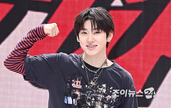 그룹 킥플립(KickFlip) 계훈이 22일 오전 서울 광진구 예스24 라이브홀에서 열린 세 번째 미니 앨범 'My First Flip'(마이 퍼스트 플립) 발매 기념 쇼케이스에서 포토타임을 갖고 있다. [사진=곽영래 기자]