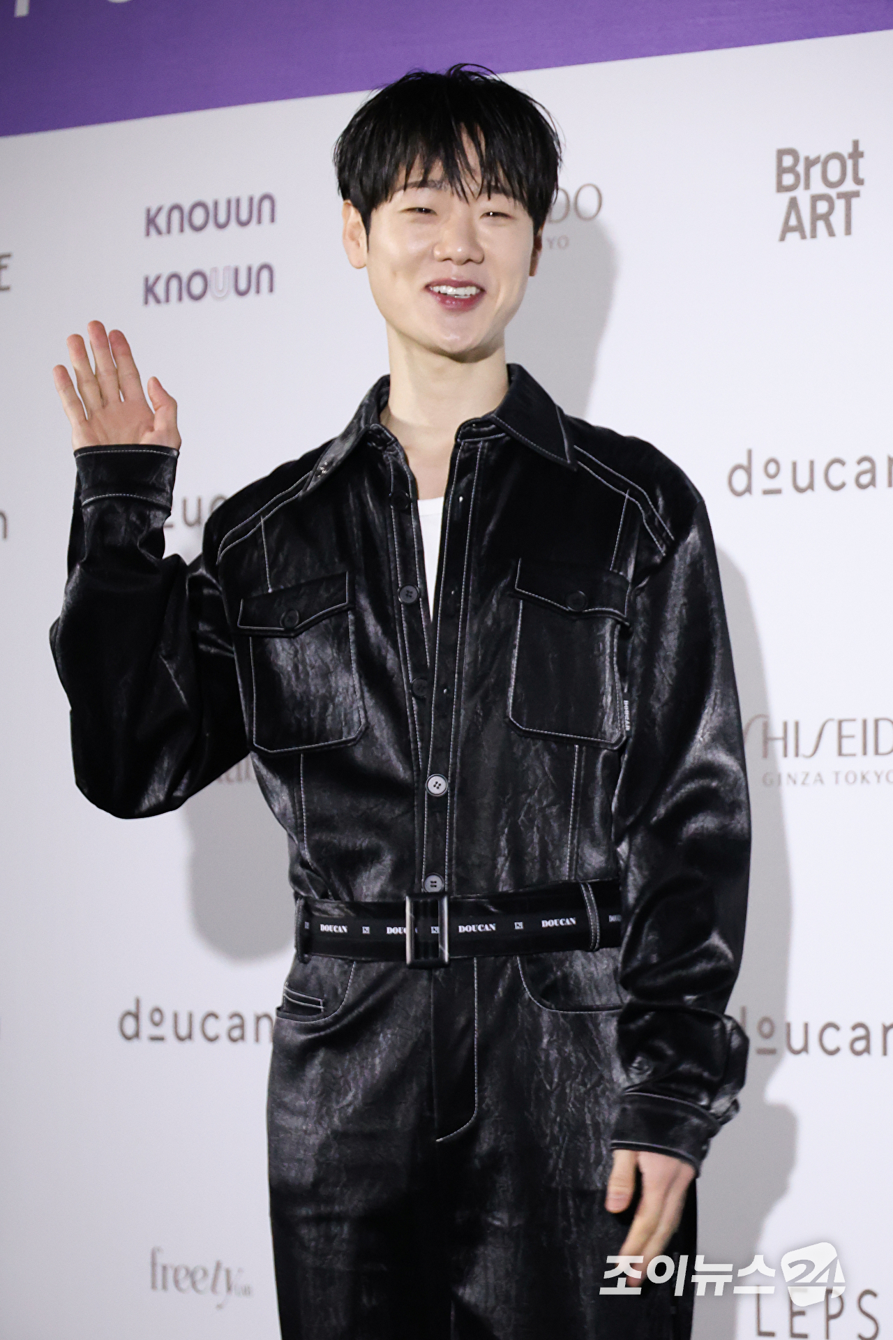 배우 이봉준이 1일 오후 서울 중구 동대문디자인플라자에서 진행된 2027 S/S 서울패션위크 '두칸' 컬렉션에 참석해 포즈를 취하고 있다. [사진=문수지 기자]