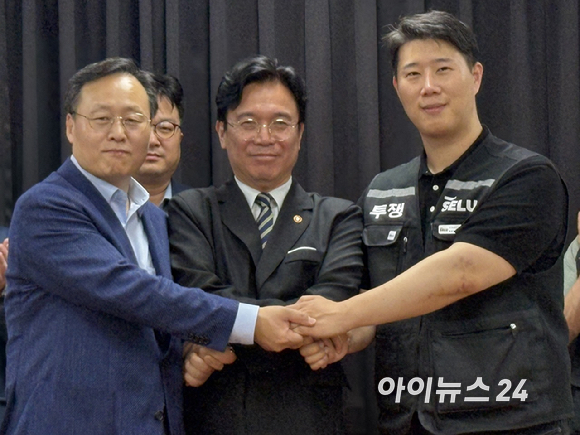 여명구(왼쪽부터) 삼성전자 DS부문 부사장, 김영훈 고용노동부 장관, 최승호 초기업노조 위원장이 20일 경기 수원 경기지방고용노동청에서 열린 노사 대화를 마치고 손을 맞잡고 있다. [사진=권서아 기자]