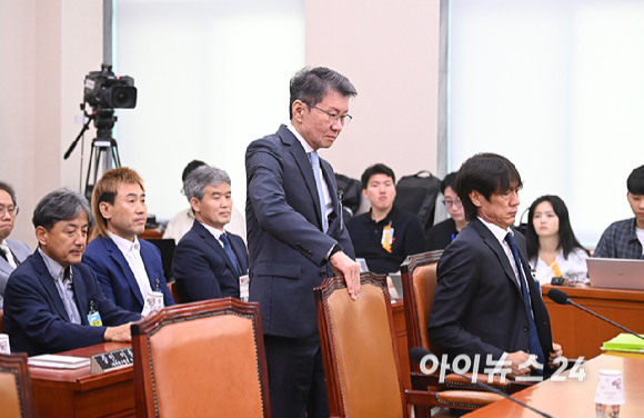 정몽규 전 대한축구협회장과 홍명보 전 축구대표팀 감독이 30일 국회 문화체육관광위원회에서 열린 대한축구협회 현안 관련 청문회에 출석하고 있다. [사진=곽영래 기자]