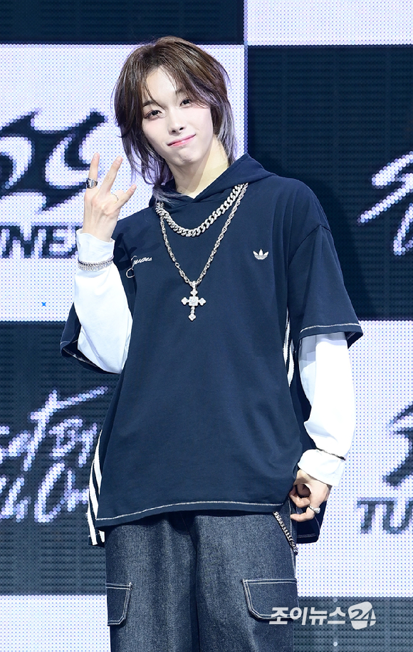 3일 오후 서울 광진구 광장동 예스24라이브홀에서 신인 보이그룹&nbsp;튜넥스(TUNEXX)&nbsp;첫 번째 미니 앨범 '셋 바이 어스 온리'(SET BY US ONLY) 발매 기념 쇼케이스가 열렸다.&nbsp;튜넥스 타이라가 포토타임을 갖고 있다. [사진=정소희 기자]