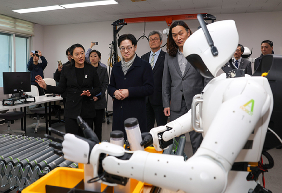 김정관 산업통상부 장관이 13일 경기 안산시 한양대 ERIC캠퍼스 창업보육센터에 소재한 에이로봇을 방문, 휴머노이드 로봇 개발 과정을 둘러보고 있다. 2026.1.13. [사진=산업통상부]