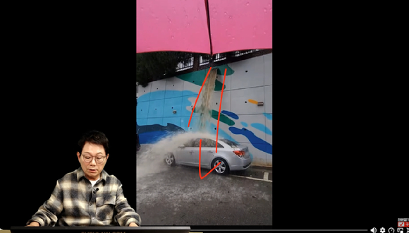 지난 8월 17일 아침 6시께 경남 거제시 옥포동 한 아파트 옹벽 아래 주차장에 있던 은색 세단이 폭우로 인해 옹벽에서 쏟아져 나온 물로 침수 피해를 입는 사고가 발생했다. 영상은 유튜브 채널 '한문철TV' 캡처. [사진=유튜브 '한문철TV']
