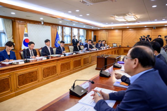 한성숙 국무총리가 9월1일 제4차 국토대전환 범정부 추진협의회를 주재하고 있다.