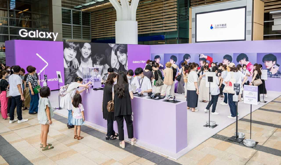 일본 도쿄 미드타운 캐노피 스퀘어에서 진행 중인 '갤럭시 X BTS' 특별 체험 이벤트 현장에서 현지 소비자들이 '갤럭시Z플립4'와 '갤럭시Z폴드4'를 체험하고 있다. [사진=삼성전자]