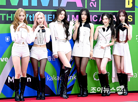 그룹 아이브가 20일 서울 구로구 고척돔에서 열린 '2025 멜론뮤직어워드(MMA2025)' 레드카펫에서 포즈를 취하고 있다.