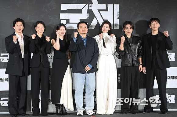 배우 고수, 김신록, 신현빈, 연상호 감독, 배우 전지현, 구교환, 지창욱이 6일 오전 서울 용산구 CGV 용산아이파크몰에서 열린 영화 '군체' 제작보고회에서 포토타임을 갖고 있다. [사진=곽영래 기자]