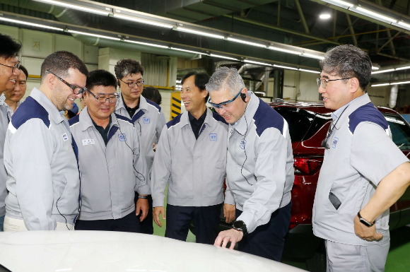 헥터 비자레알 GM 한국사업장 사장(오른쪽 두번째)이 첫 현장 경영 행보로 GM 부평공장을 방문했다. [사진=GM]