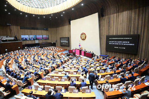 25일 서울 여의도 국회에서 열린 제429회국회(정기회) 제9차 본회의에서 '2025 경주 APEC 정상회의 성공 개최 및 한반도 평화&middot;번영을 위한 국회 결의안'이 재석 260명 중 찬성 260명으로 가결되고 있다. [사진=정소희 기자]