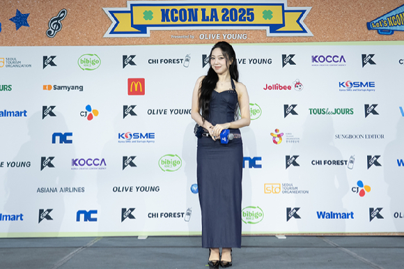 가수 이영지가 지난 1일(현지시간)부터 3일까지 미국 로스앤젤레스 크립토닷컴 아레나에서 열린 K-팝 팬&아티스트 페스티벌 '케이콘 엘에이 2025(KCON LA 2025)' 레드카펫 행사에 참석해 포즈를 취하고 있다. [사진=CJ ENM]
