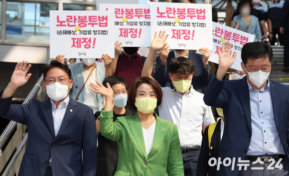 정의당 이은주 비상대책위원장 등 의원들이 8일 오전 서울역에서 시민들에게 추석 귀향 인사를 하고 있다. [사진=국회사진취재단]
