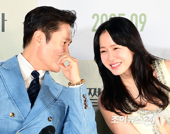 배우 이병헌과 손예진이 19일 오전 서울 용산구 CGV아이파크몰점에서 열린 영화 '어쩔수가없다'(감독 박찬욱) 제작보고회에 참석하고 있다. [사진=정소희 기자]