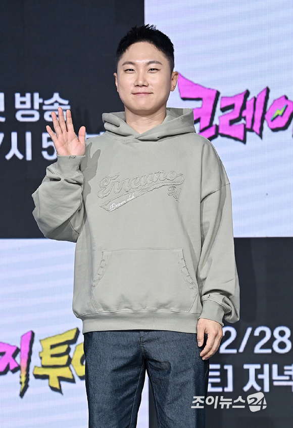 여행 유투버 빠니보틀이 27일 오후 서울 마포구 상암동 쇼킹케이팝센터에서 열린 ENA '크레이지 투어'의 제작발표회에서 포즈를 취하고 있다. [사진=곽영래 기자]