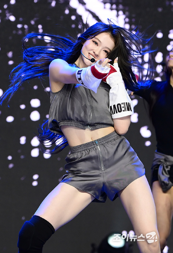 그룹 미야오 엘라가 1일 오후 서울 마포구 상암동 큐브컨벤션센터에서 열린 미야오(MEOVV) EP 2집 '바이트 나우(BITE NOW)' 미디어 쇼케이스에서 수록곡 'Hit' Em' 무대를 선보이고 있다. [사진=정소희 기자]