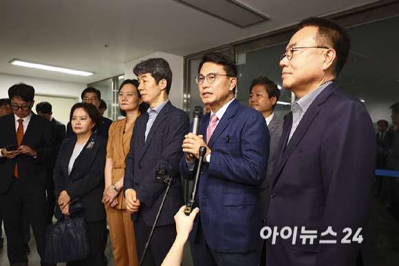 윤상현 국조특위 위원장이 2일 서울 송파구 올림픽공원 내 개표소 내부 현장조사를 마치고 브리핑을 하고 있다. [사진=국회사진기자단 ]