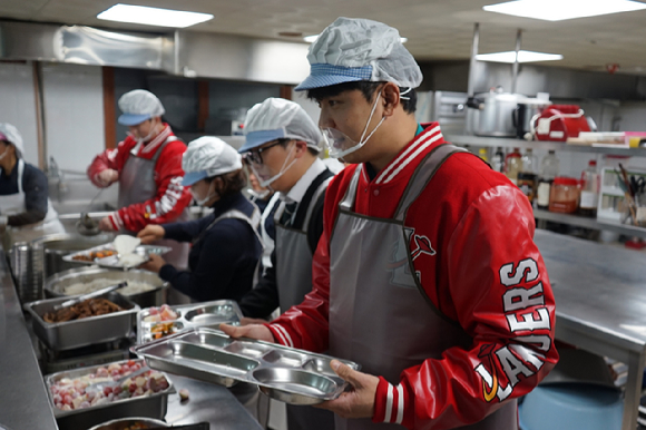 SSG 랜더스 투수 서진용(오른쪽)이 지난 5일 진행된 '도드람한돈과 함께하는 사랑의 반찬 나눔꾸러미' 전달 행사에 참석해 배식 봉사를 하고 있다. [사진=SSG 랜더스]