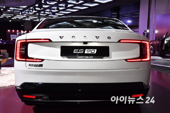 22일 서울 용산구 그랜드하얏트호텔에서 열린 볼보의 순수 전기 플래그십 모델 ES90 국내 출시 행사에서 전시되어 있는 차량. [사진=곽영래 기자]