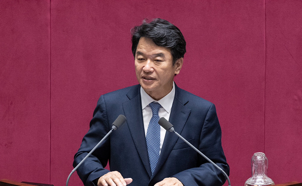 더불어민주당 원내운영수석인 문진석 의원이 29일 국회 본회의에서 전날 상정된 국회에서의 증언&middot;감정법 일부 개정 법률안 대안에 대한 수정안을 설명하고 있다. 2025.9.29 [사진=연합뉴스]