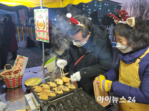 김동연 새로운물결 대표가 지난 2021년 12월 24일 국회 앞에서 부인 정우영씨와 함께 붕어빵을 만들고 있다. [사진=정호영 기자]