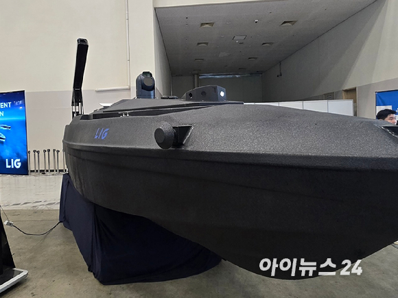 '해양방위산업전(MADEX) 2025' LIG넥스원 부스에 전시된 무인수상정 '해검(Sea Sword)-X'. [사진=최란 기자]
