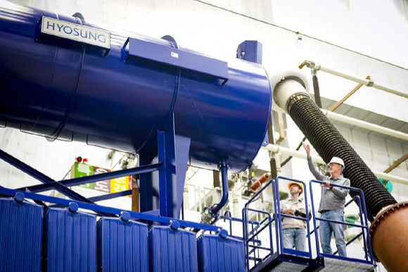 효성중공업 창원 공장에서 직원들이 초고압변압기를 검사하고 있다 [사진=효성중공업]