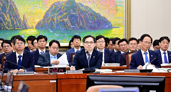 한기정 공정거래위원장이 16일 오전 서울 여의도 국회에서 열린 정무위원회의 공정거래위원회 등에 대한 국정감사에서 의원 질의에 답변하고 있다. [사진=곽영래 기자]