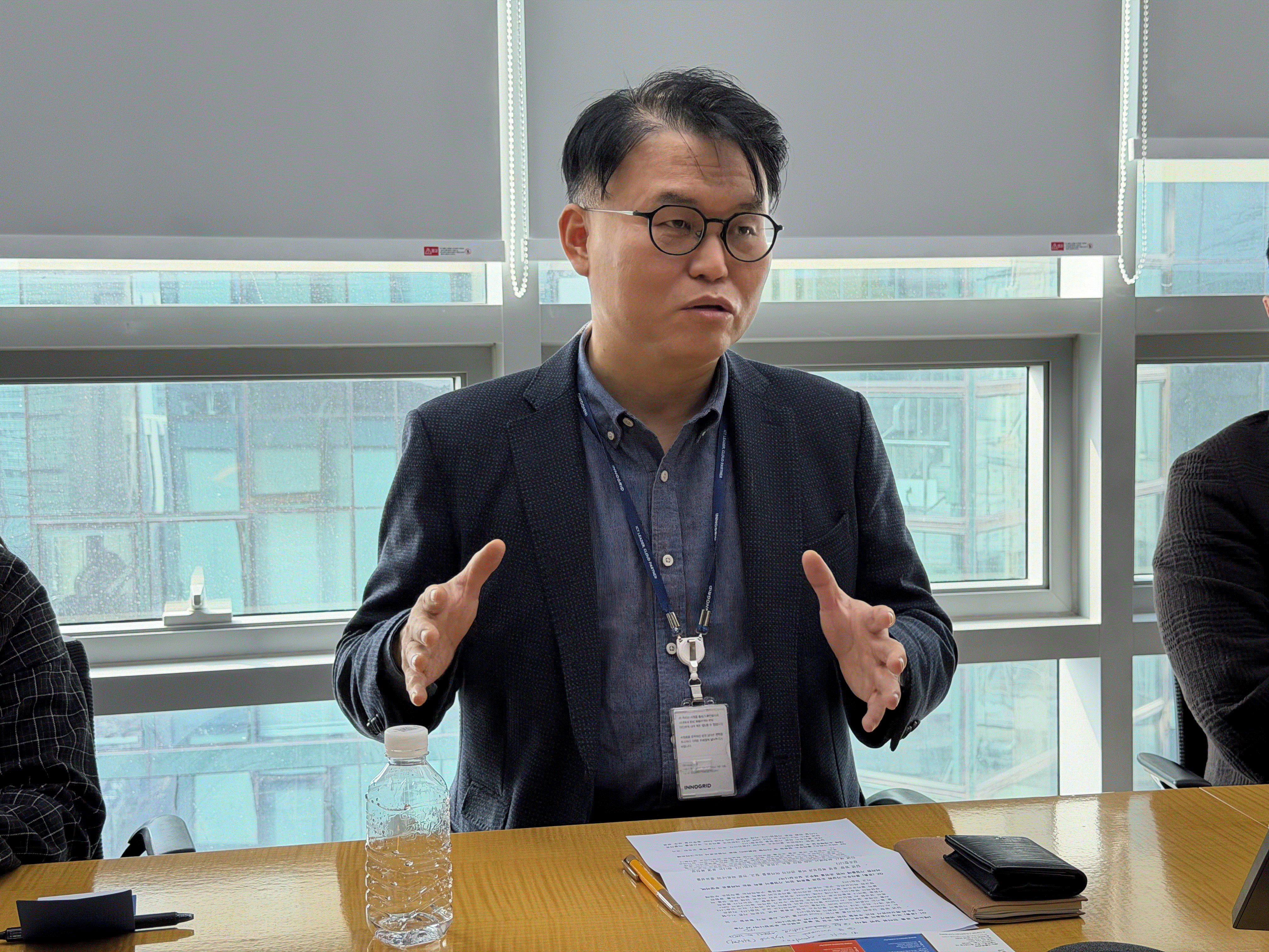 왼쪽부터 박창원 이노그리드 COO(전무)와 윤석준 레노버 ISG 부사장이 서울 역삼동 한국레노버 사무실에서 기념 촬영하고 있다. [사진=레노버]