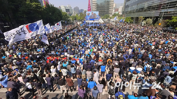 이재명 더불어민주당 대선 후보가 6·3 대통령선거 공식 선거운동 첫날인 12일 '빛의 혁명'을 상징하는 공간인 서울 광화문 청계광장에서 연설을 하고 있다. [사진=곽영래 기자]