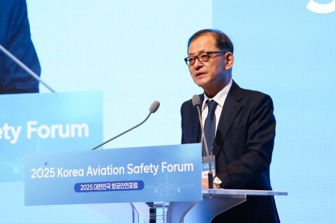우기홍 대한항공 부회장이 '2025 대한민국 항공안전포럼'에서 환영사를 하고 있다. [사진=한국항공대학교]