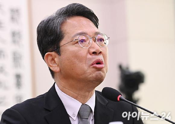 김승원 법무부 장관 후보자가 15일 서울 여의도 국회 법제사법위원회에서 열린 인사청문회에서 가족 관련 질의에 답변하고 있다. [사진=곽영래 기자]