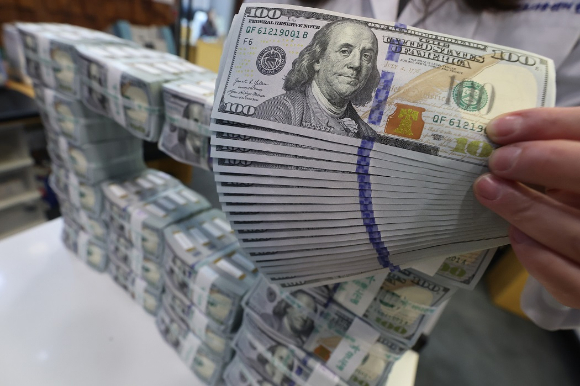 서울 중구 하나은행 위변조 대응센터에서 직원이 달러화를 정리하고 있다. [사진=연합뉴스]