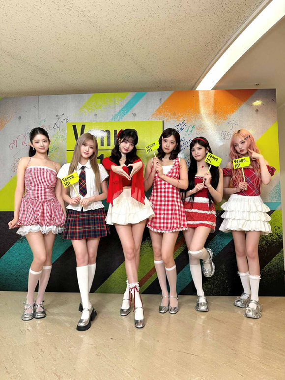아이브가 '日 NHK 베뉴 101' 출연을 기념해 사진 촬영을 하고 있다. [사진=스타쉽엔터테인먼트]